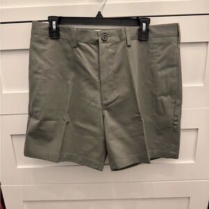 Lands' End Men's army Green Flat Front chino shorts size 34